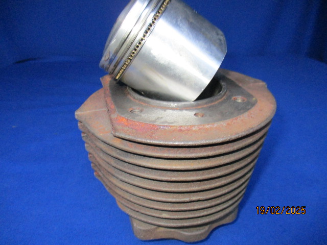 Zylinder R67,67/2,67/3,60  72.00 gebohrt gebraucht (obere Kühlrippe abgebrochen) mit neuem kompletten Kolben ( 1x verfügbar)