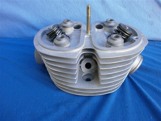 Zylinderkopf rechts 1000er mit 38 Krümmerrohr überholt
- glasgestrahlt
-Ventilführungen neu
- Ventile, Feder, neu
- Sitze