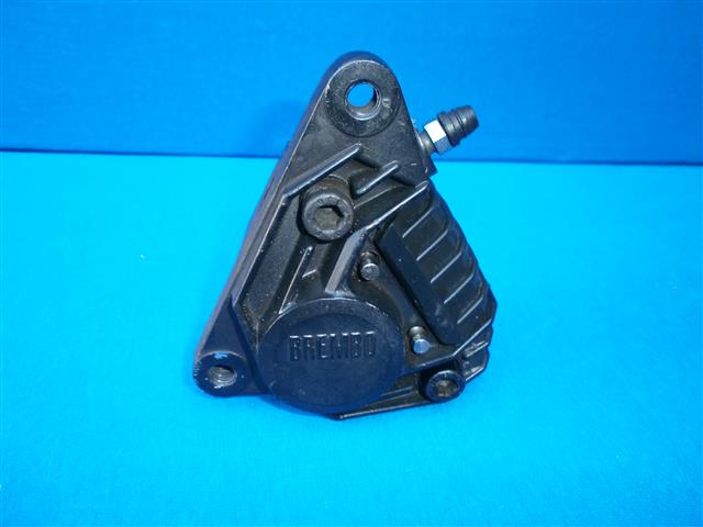 Bremssattel rechts (Lochabstand 10,7 cm, mit Gewinde) Doppelscheibenbremse ab 1985 R65,80, 80RT,100RS,RT 09/88 als Bremssattel links verwendet bei K100,RS,RT,LT,K75,C,S -09/88 nur noch als überholt lieferbar inkl. Satz  neuer Bremsbeläge