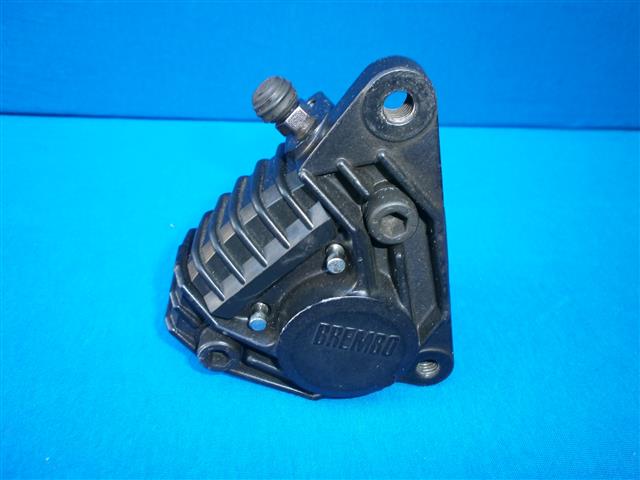 Bremssattel links (Lochabstand 10,7 cm, mit Gewinde) Doppelscheibenbremse ab 1985 R65,80, 80RT,100RS,RT 09/88 als Bremssattel rechts  verwendet bei K100,RS,RT,LT,K75,C,S -09/88 nur noch als überholt lieferbar inkl. Satz  neuer Bremsbeläge