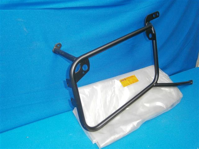 Kofferhalter rechts schwarz mit LASCHEN R50/5,60/5,75/5 ab 08/71 Langschwinge und  Boxer 1974-1984 (nicht passend R45,65 und G/S Modelle) (NOS)