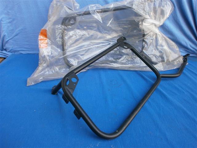 Kofferhalter rechts schwarz mit HALTELASCHEN R45,65 (NOS)