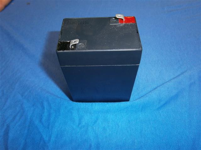 Batteriegehäuse einzeln mit Deckel alle Modelle 1935-1969 nicht R26,27 
Gehäusegröße : 82mm breit x 92mm tief x 165mm hoch mit Deckel entspricht der DIN Norm 00811
Maße innen: 73mm breit x 80mm tief x 140mm hoch