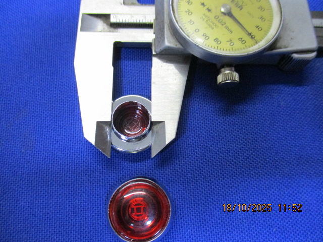 Ladekontrollglas rot (12,5mm) R25/0/2,51/2,51/3,67,67/2,67/3,68  und div. Modelle ab 1930
Bitte Bohrung in Ihrem Gehäuse beachten!