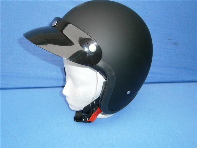 Helm Jethelm mattschwarz mit ECE Größe XL
- Textilfutter
- Ränder aus Lederimitat
- 3 Knopf Visier